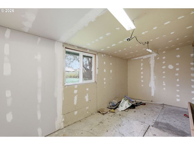 7438 A St, Springfield, OR 97478