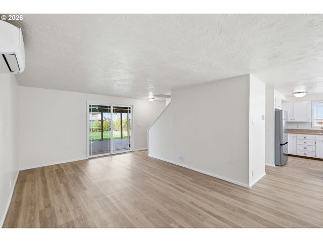 7438 A St, Springfield, OR 97478