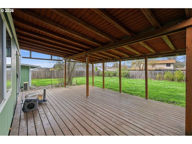 7438 A St, Springfield, OR 97478