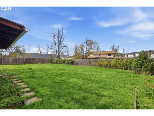 7438 A St, Springfield, OR 97478