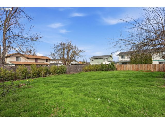 7438 A St, Springfield, OR 97478