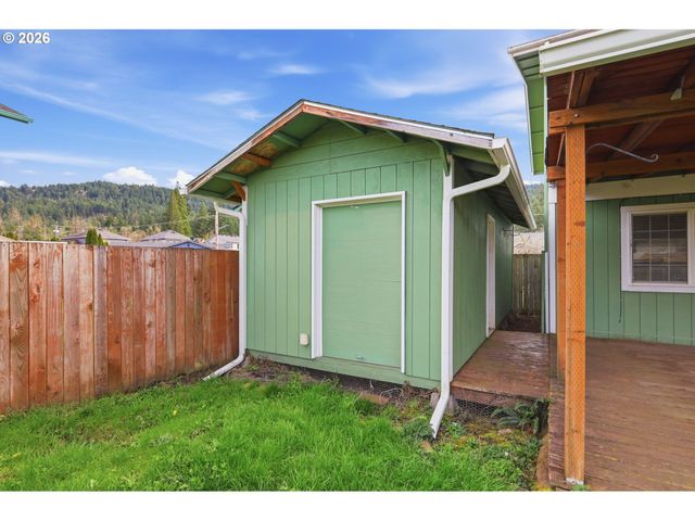 7438 A St, Springfield, OR 97478