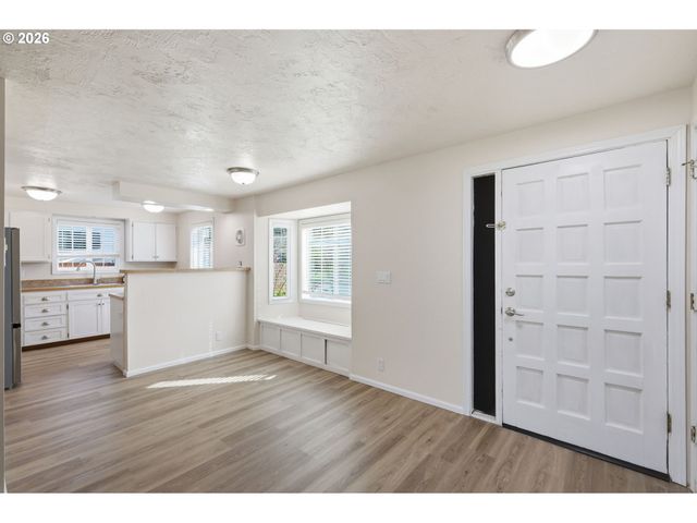 7438 A St, Springfield, OR 97478