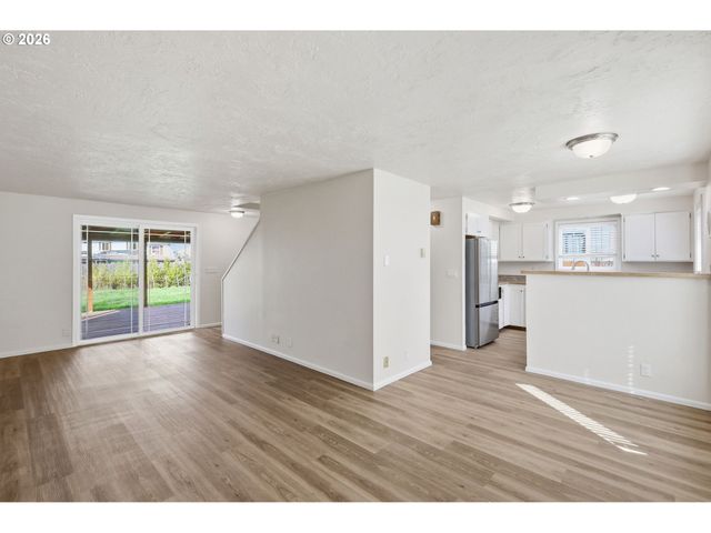 7438 A St, Springfield, OR 97478