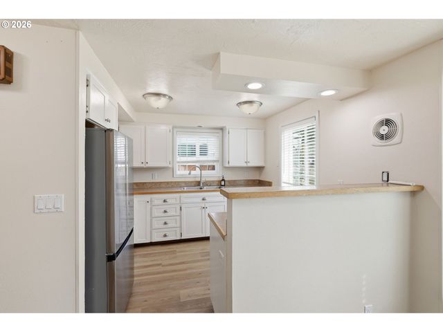 7438 A St, Springfield, OR 97478