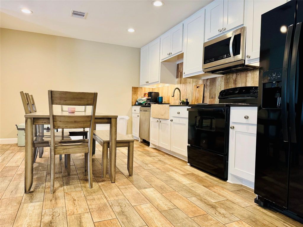 10202 Forum Park Drive 242, Houston, TX 77036