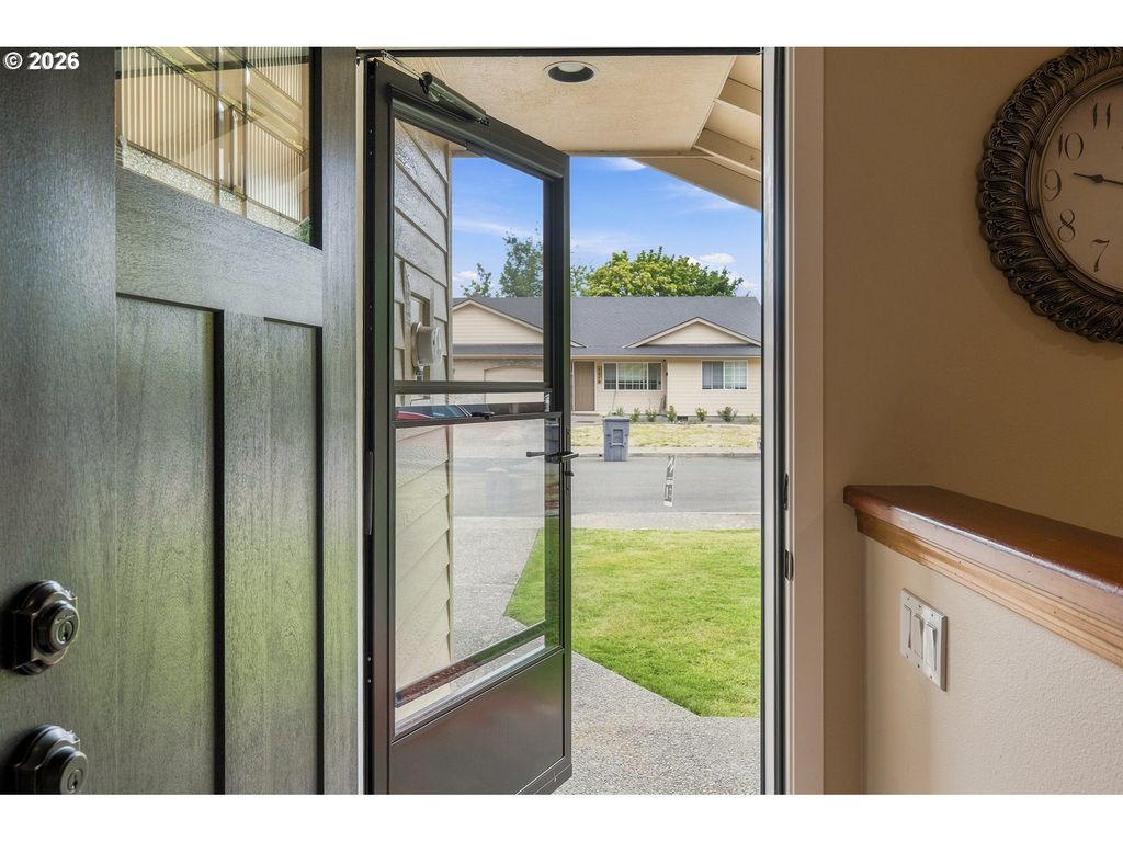 Image 3 of property listing at 1516 Sw HARBOR Dr, Mc Minnville, OR 97128