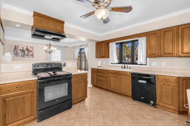 1894 Maryknoll Avenue N, Maplewood, MN 55109