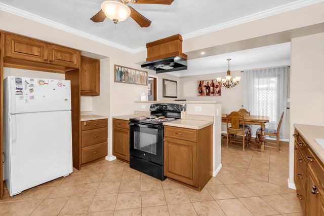 1894 Maryknoll Avenue N, Maplewood, MN 55109