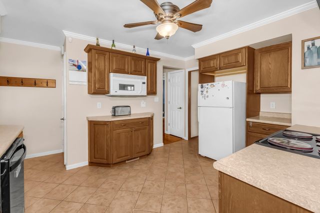 1894 Maryknoll Avenue N, Maplewood, MN 55109