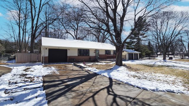 1894 Maryknoll Avenue N, Maplewood, MN 55109