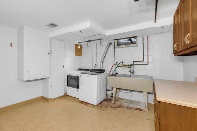 1894 Maryknoll Avenue N, Maplewood, MN 55109