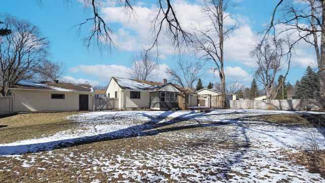 1894 Maryknoll Avenue N, Maplewood, MN 55109