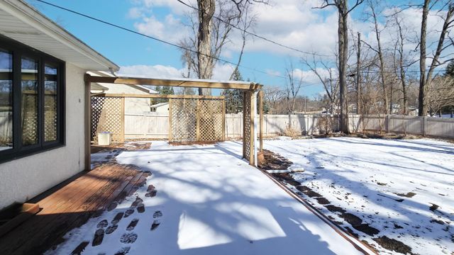 1894 Maryknoll Avenue N, Maplewood, MN 55109