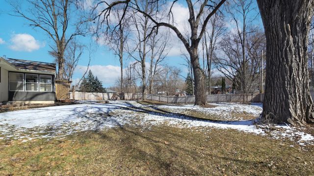 1894 Maryknoll Avenue N, Maplewood, MN 55109