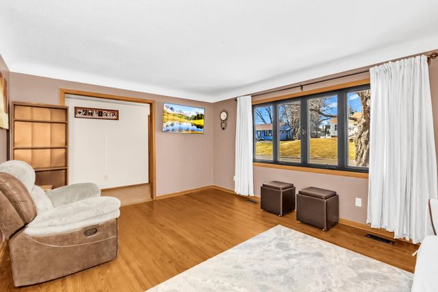 1894 Maryknoll Avenue N, Maplewood, MN 55109