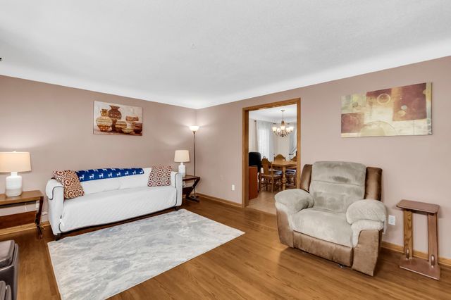 1894 Maryknoll Avenue N, Maplewood, MN 55109