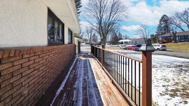 1894 Maryknoll Avenue N, Maplewood, MN 55109