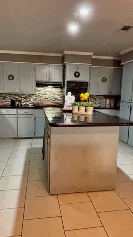 324 Pine S Street, Lake Jackson, TX 77566