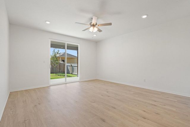 424 Treadwell LN, Kyle, TX 78640