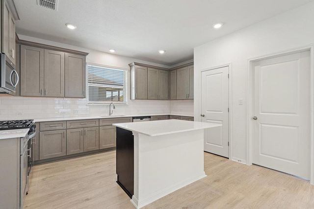 424 Treadwell LN, Kyle, TX 78640