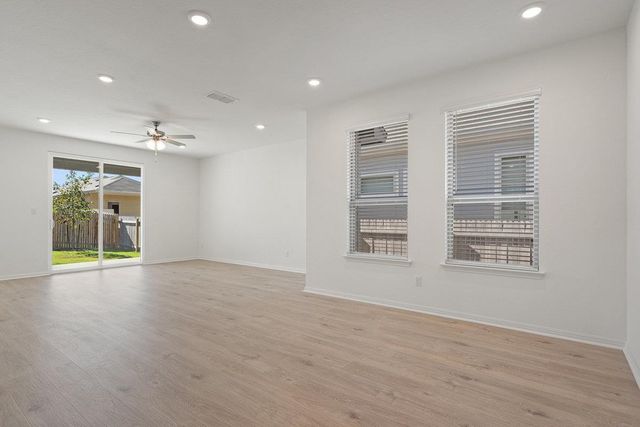 424 Treadwell LN, Kyle, TX 78640