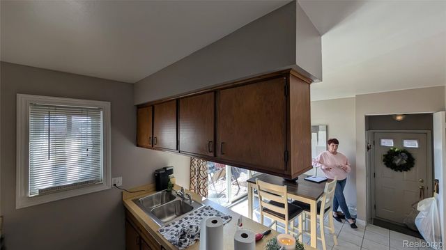 28640 Bradner Drive, Warren, MI 48088