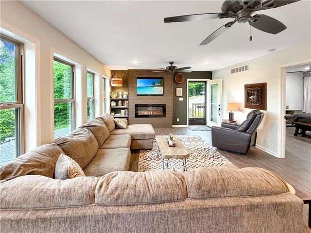 28251 Shore Road, Warsaw, MO 65355