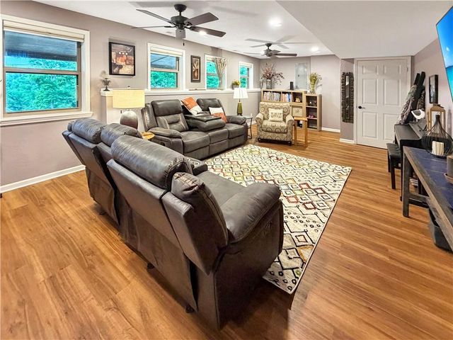 28251 Shore Road, Warsaw, MO 65355