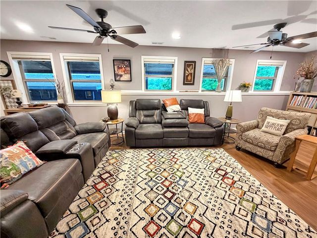 28251 Shore Road, Warsaw, MO 65355