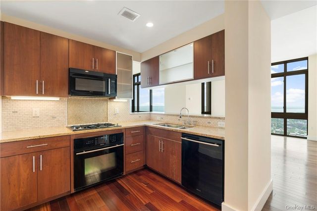 175 Huguenot Street PH301, New Rochelle, NY 10801
