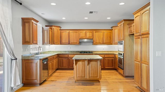 1006 Champion Pl, Vacaville, CA 95687