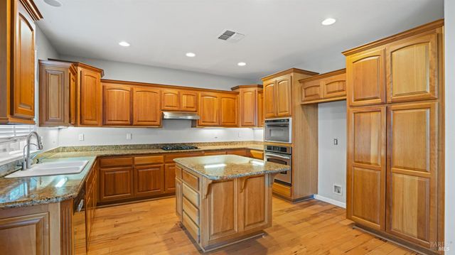 1006 Champion Pl, Vacaville, CA 95687