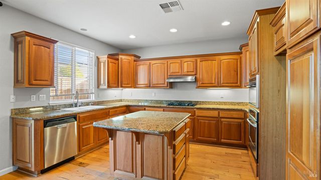 1006 Champion Pl, Vacaville, CA 95687