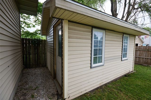2228 Maple Street, Des Moines, IA 50317