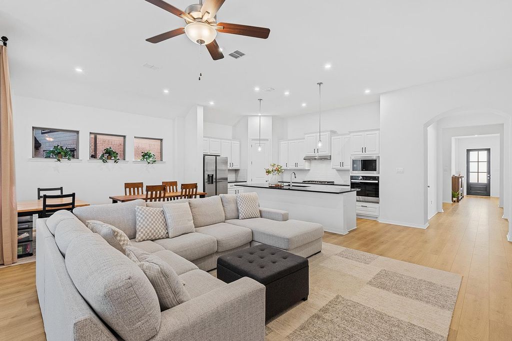 309 Hollister DR, Liberty Hill, TX 78642