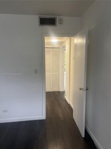 3660 NE 166th St 215, North Miami Beach, FL 33160