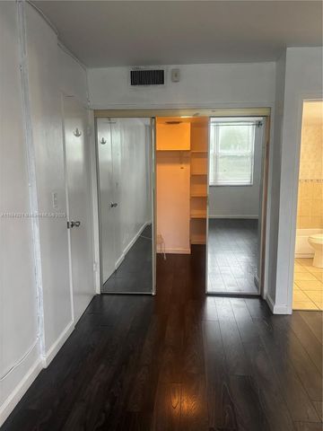 3660 NE 166th St 215, North Miami Beach, FL 33160