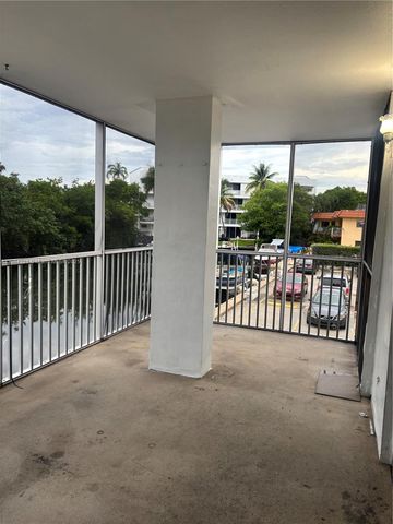 3660 NE 166th St 215, North Miami Beach, FL 33160