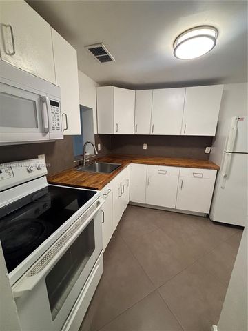 3660 NE 166th St 215, North Miami Beach, FL 33160