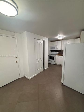 3660 NE 166th St 215, North Miami Beach, FL 33160