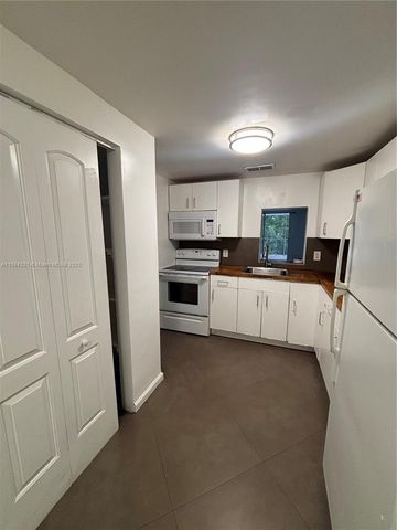 3660 NE 166th St 215, North Miami Beach, FL 33160