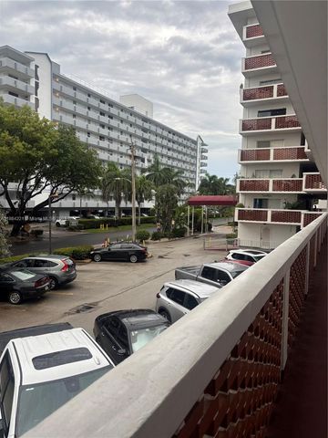 3660 NE 166th St 215, North Miami Beach, FL 33160