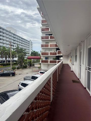 3660 NE 166th St 215, North Miami Beach, FL 33160