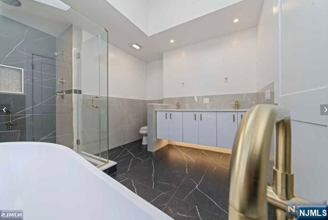 520B 6th Street 2, Palisades Park, NJ 07650