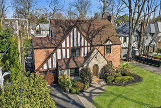 106 Thayer Road, Manhasset, NY 11030