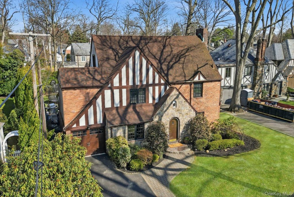 106 Thayer Road, Manhasset, NY 11030