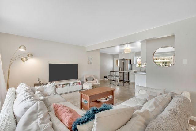 6852 S MEADOW DR, Cottonwood Heights, UT 84121