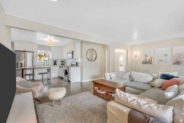 6852 S MEADOW DR, Cottonwood Heights, UT 84121