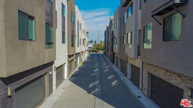 13107 W Lumina Way, Van Nuys (los Angeles), CA 91401